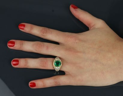 Bague en or jaune 750°/°° centrée d'une émeraude...