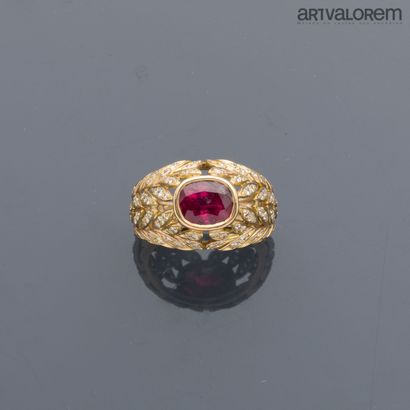 Bague en or jaune 750°/°° centrée d'un rubis...