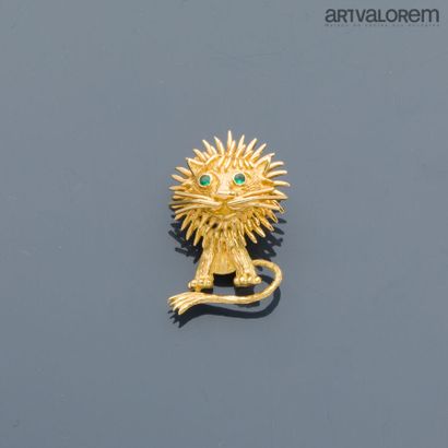 Broche lion à tête pivotante en or jaune...