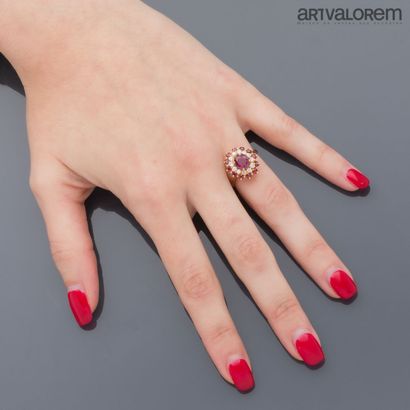 Bague en or jaune 750°/°° centrée d'un rubis...