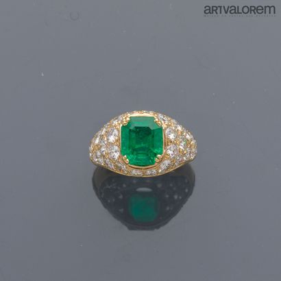 Bague en or jaune 750°/°° centrée d'une émeraude...
