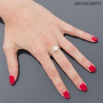 Bague solitaire en or gris 750 °/°° centré...