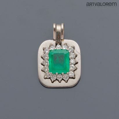 Pendentif en or gris 750°/°° de forme ovale...