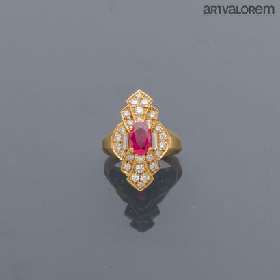 Bague marquise en or jaune 750°/°° centrée...