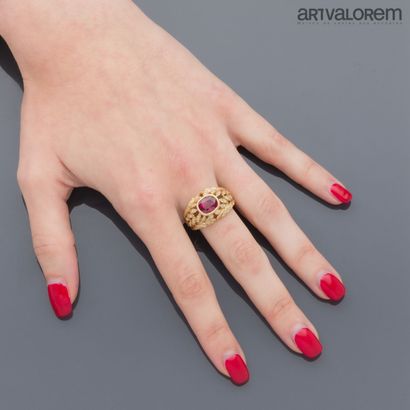 Bague en or jaune 750°/°° centrée d'un rubis...