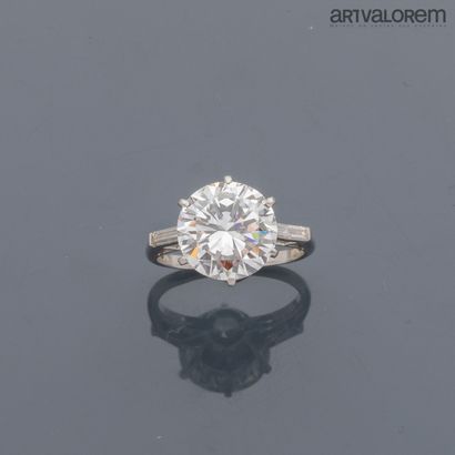 Bague solitaire en platine ornée d'un diamant...