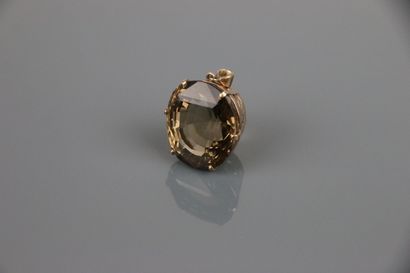 Yellow gold pendant 375°/°° centering a claw-set...