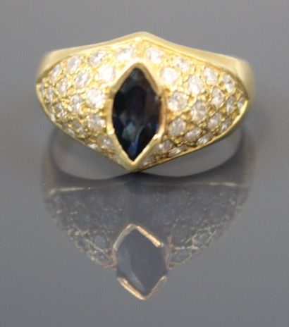 Yellow gold 750°/°° ring centered on a half-set...