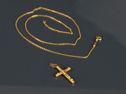 Forçat chain with lobster clasp holding a...