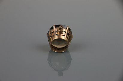 Yellow gold pendant 375°/°° centering a claw-set...