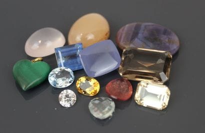 Lot of hard and fine stones including:
-...