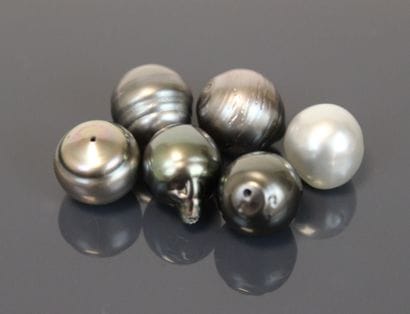Six dark and light gray South Sea pearls.
Diameter:...
