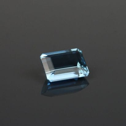 Emerald-cut aquamarine 
Weight: 21.77 carats
In...