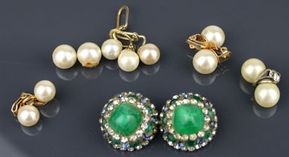 Lot de paires de clips d'oreilles fantaisie:
-L'une...