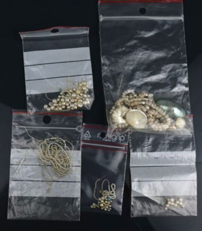 Set of 4 bags of seed beads and 1 bag of...