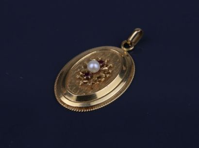 Oval pendant in yellow gold 750°/°° centered...