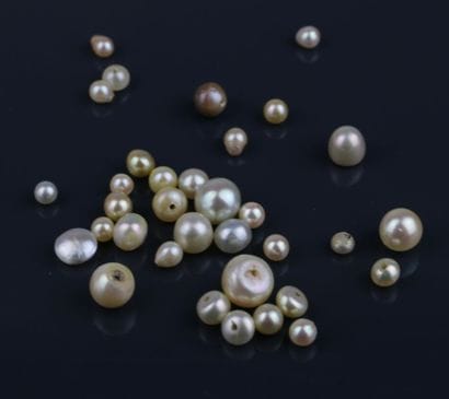 Batch of 
- two-hole cultured pearls in various...