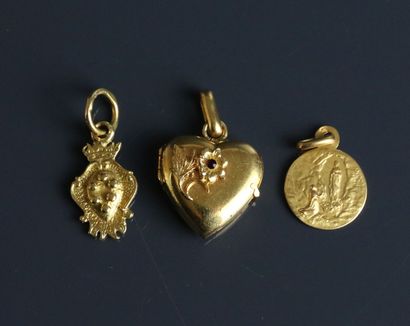 Two pendants in yellow gold 750°/°° / /.
-...