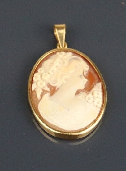 Pendant in yellow gold 750°/°° set with a...