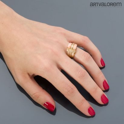 Ring in 750°/°° yellow gold of asymmetrical...
