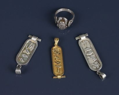 A yellow gold 750°/°° cartouche pendant engraved...