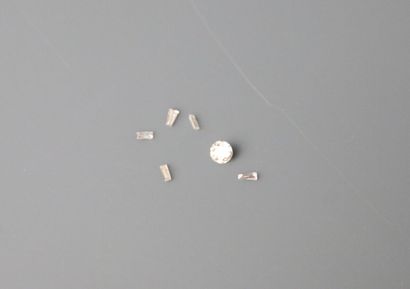Five tapers-cut diamonds 
Total weight :...