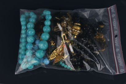 YVES SAINT LAURENT
Broche en métal doré en...
