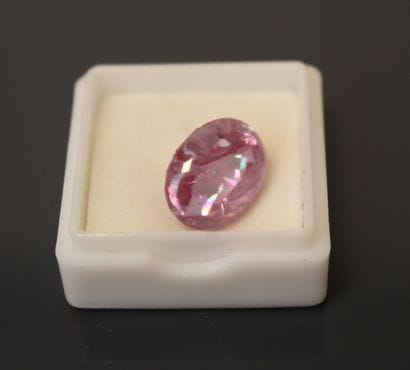 Important lot of gemstones including:
2 shell-shaped...