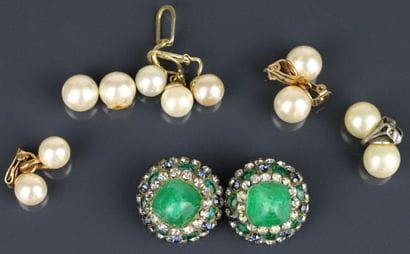 Lot de paires de clips d'oreilles fantaisie:
-L'une...