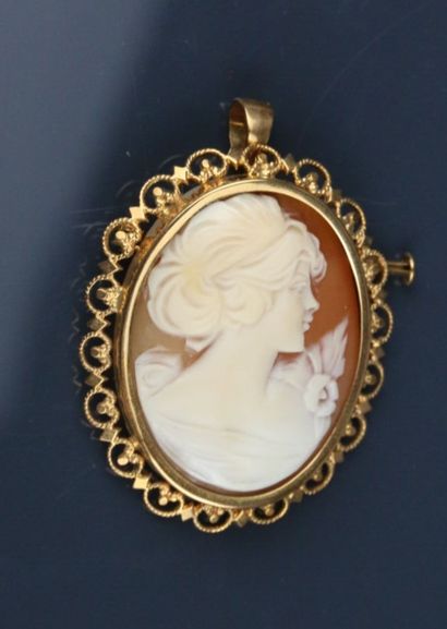 Brooch in yellow gold 750°/°° with openwork...