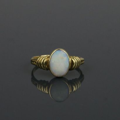 Ring in 585°/°° yellow gold set with an oval...