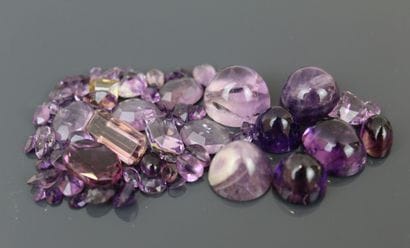 Lot of gem-quality and fine cabochon amethysts....