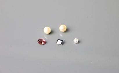 Antique-cut diamond on paper
Weight: 0.50...