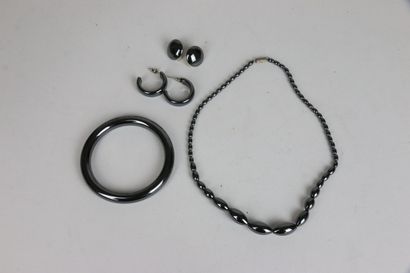 Parure en hématite comprenant:
- Collier...
