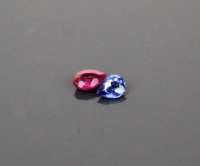 Pear-cut sapphire 
Weight: 0,17 ct
Pear cut...
