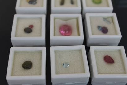 Important lot of gemstones including:
2 shell-shaped...
