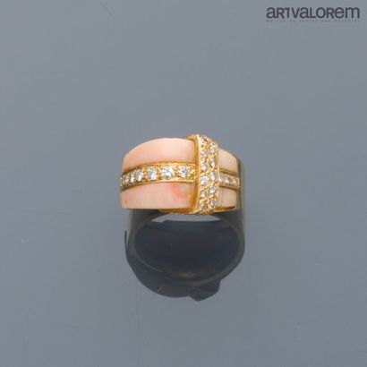 Ring in 750°/°° yellow gold of asymmetrical...