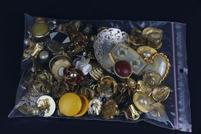 YVES SAINT LAURENT
Broche en métal doré en...