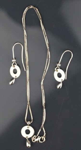 Set in white gold 750 °/°° comprising a pair...