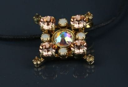 CHRISTIAN LACROIX
Pendentif croix en métal...