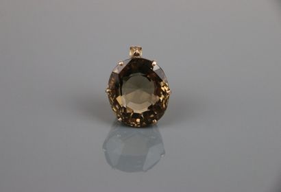 Yellow gold pendant 375°/°° centering a claw-set...