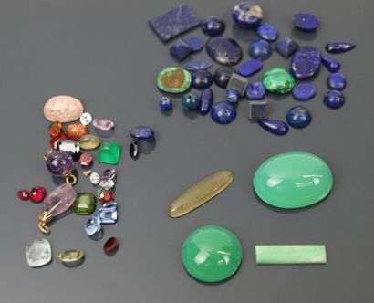 Lot of stones including : 
- Lapis Lazuli
-...