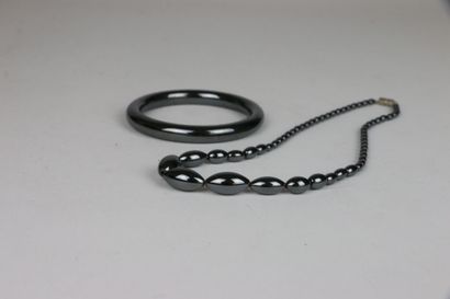 Parure en hématite comprenant:
- Collier...