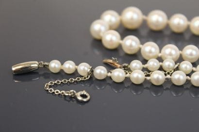 Necklace of cultured pearls. Ratchet clasp...