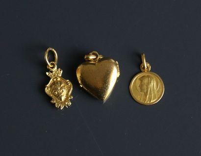 Two pendants in yellow gold 750°/°° / /.
-...