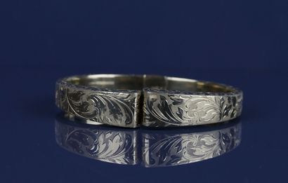 585°/°° yellow gold bangle with chased foliage...