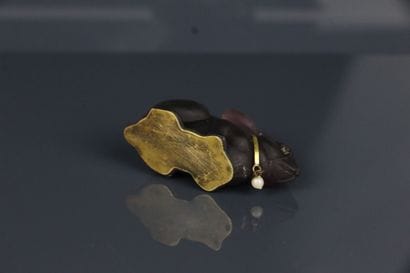 Purple-tinted molded glass rabbit, gilded...