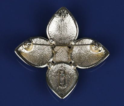 YVES SAINT LAURENT
Broche en métal doré en...
