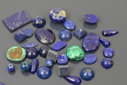 Lot of stones including : 
- Lapis Lazuli
-...