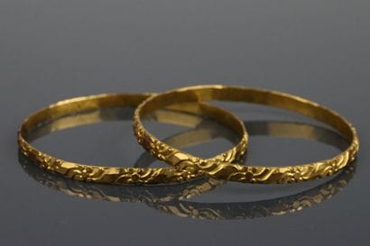 Two yellow gold 750°/°° bracelets with chased...